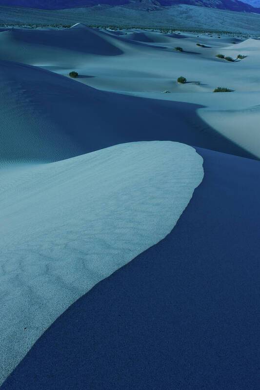 a large expanse of sand in the middle of a desert